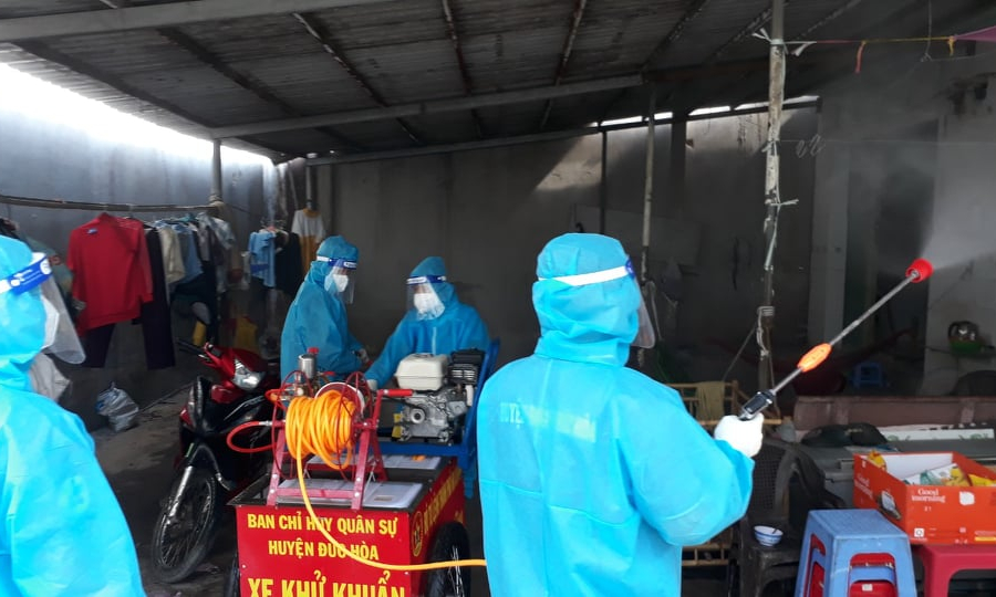 Đức Hòa: Lực lượng vũ trang huyện phun khử khuẩn các Khu nhà trọ, Khu dân cư