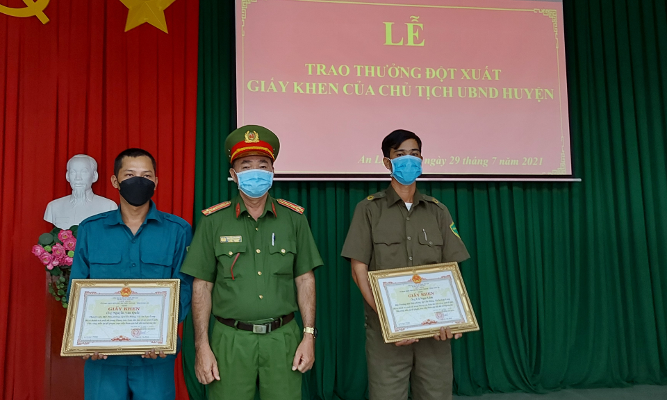 Khen thưởng đột xuất cho lực lượng dân phòng xã An Lục Long, Châu Thành