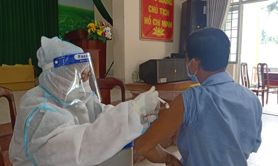 Bến Lức: 100% công nhân doanh nghiệp 3 tại chỗ tiêm vắc xin phòng Covid-19