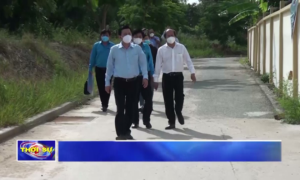 Thường trực Tỉnh ủy đến thăm động viên lực lượng tuyến đầu chống dịch huyện Tân Hưng