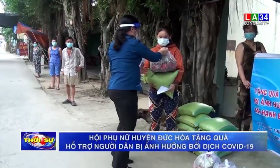 Hội Phụ nữ huyện Đức Hòa tặng quà hỗ trợ người dân bị ảnh hưởng bởi dịch Covid-19