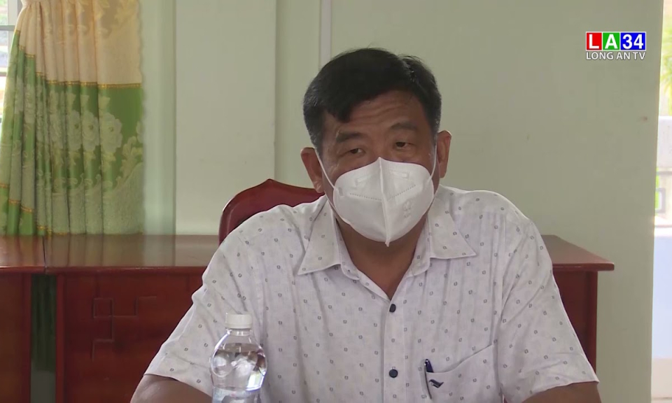 Lãnh đạo huyện Tân Trụ thăm động viên lực lượng tuyến đầu chống dịch