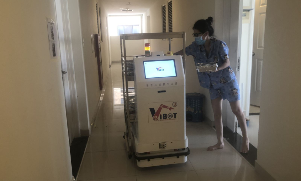 TP Hồ Chí Minh: Robot Vibot vào bệnh viện dã chiến phát cơm, đưa thuốc cho bệnh nhân mắc COVID-19