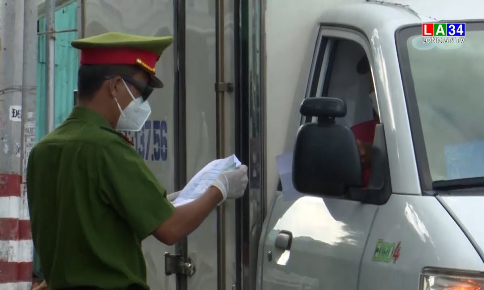 Tân Trụ kiểm soát từng trường hợp ra đường trong thời gian giãn cách