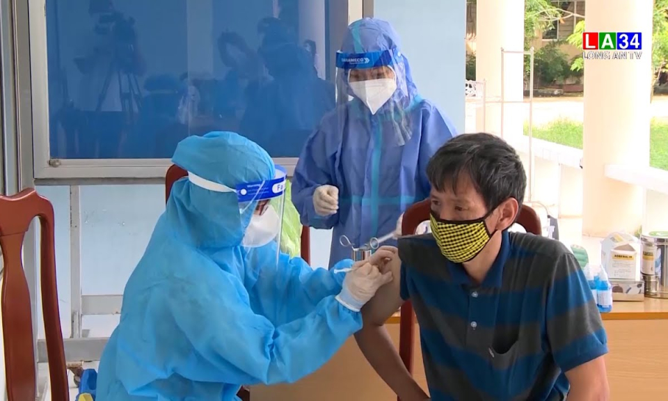 Long An: Tiêm vaccine cho đối tượng bảo trợ xã hội