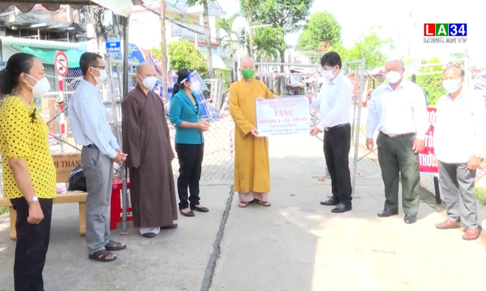 Lãnh đạo TP Tân An thăm, tặng quà người dân khu vực phong tỏa
