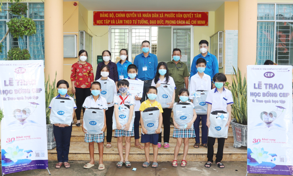 Cần Đước: Trao tặng học bổng cho học sinh nghèo chuẩn bị năm học mới