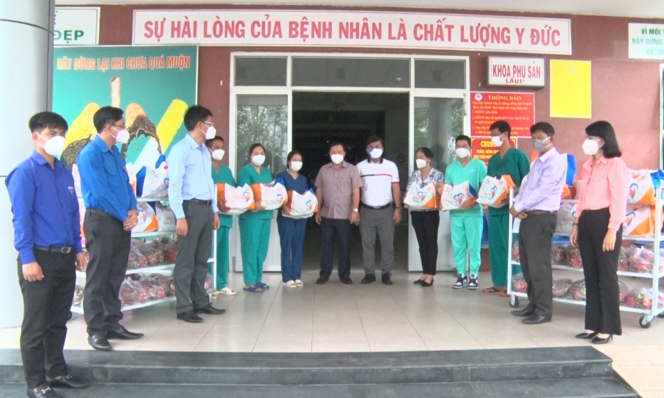 Đức Hòa: Thăm, trao tặng“Túi quà an sinh”, &#8220;Tiếp sức tuyến đầu”