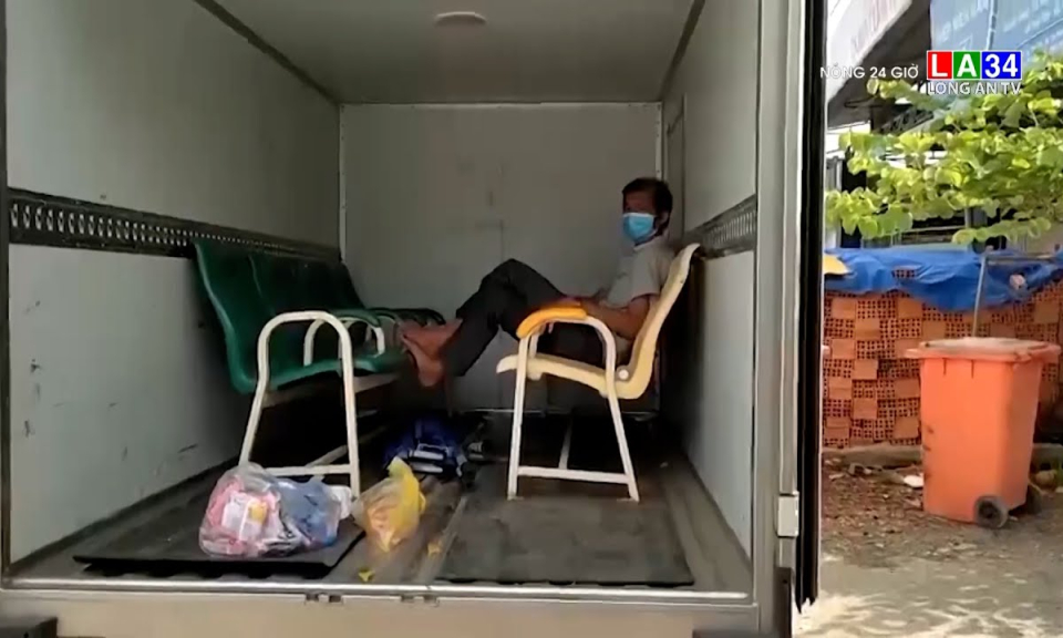 Dán logo &#8220;vận chuyển từ thiện&#8221; để &#8220;lén&#8221; chở người thông chốt kiểm dịch