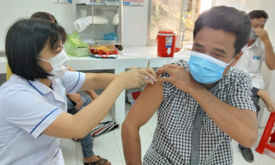Tân Hưng: Tiêm vắc-xin phòng COVID-19 mũi 2 cho các đối tượng ưu tiên