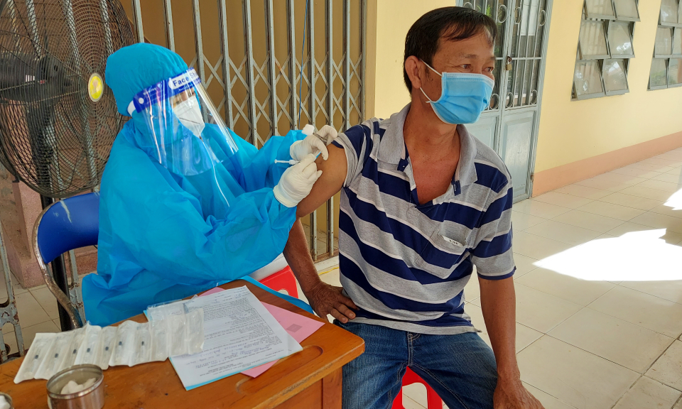 TX Kiến Tường: Tiêm ngừa mũi 2 vắc-xin phòng COVID-19