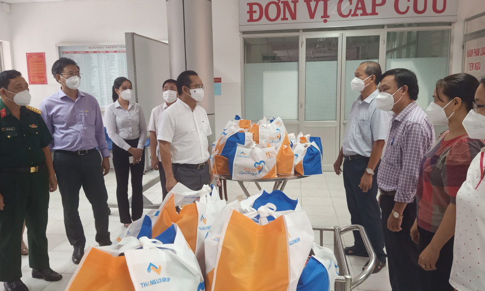 Bí thư Tỉnh ủy thăm, tặng quà gia đình chính sách và nhân viên y tế huyện Tân Trụ