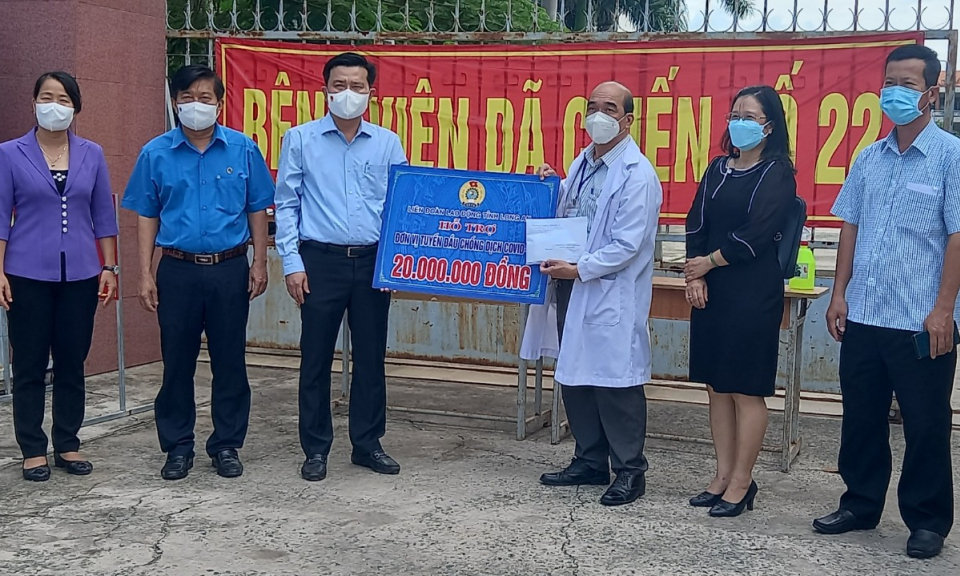 Phó Bí thư Thường trực Tỉnh ủy thăm, tặng quà các bệnh viện dã chiến