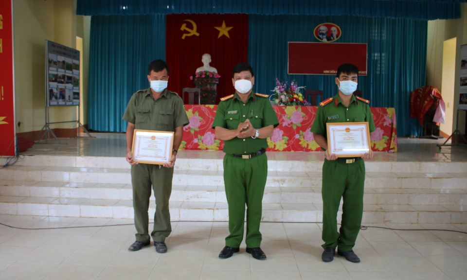 Tân Hưng: Khen thưởng đột xuất 2 cá nhân trong công tác phòng chống tội phạm