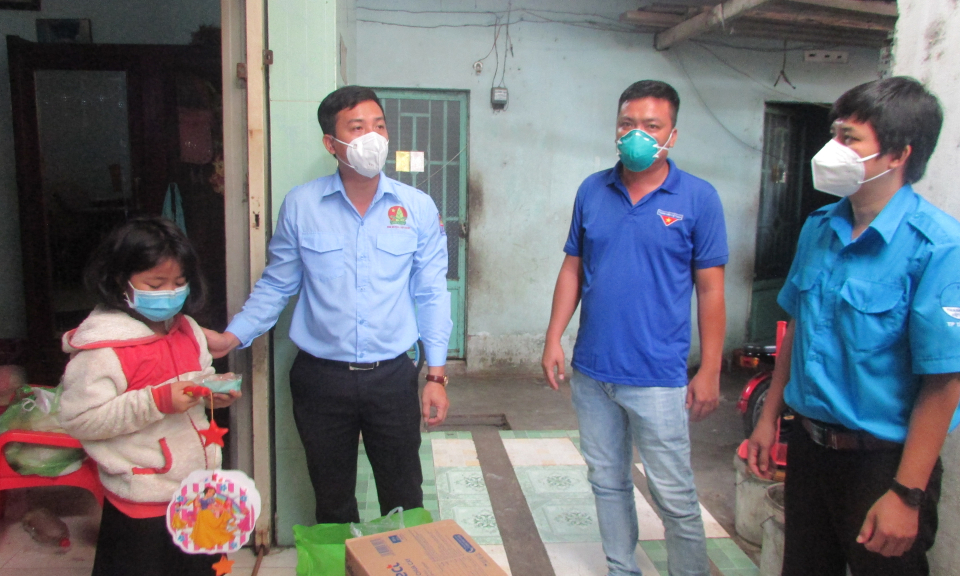 Bến Lức: Trao tặng quà và động viên trẻ em có cha, mẹ tử vong do COVID-19