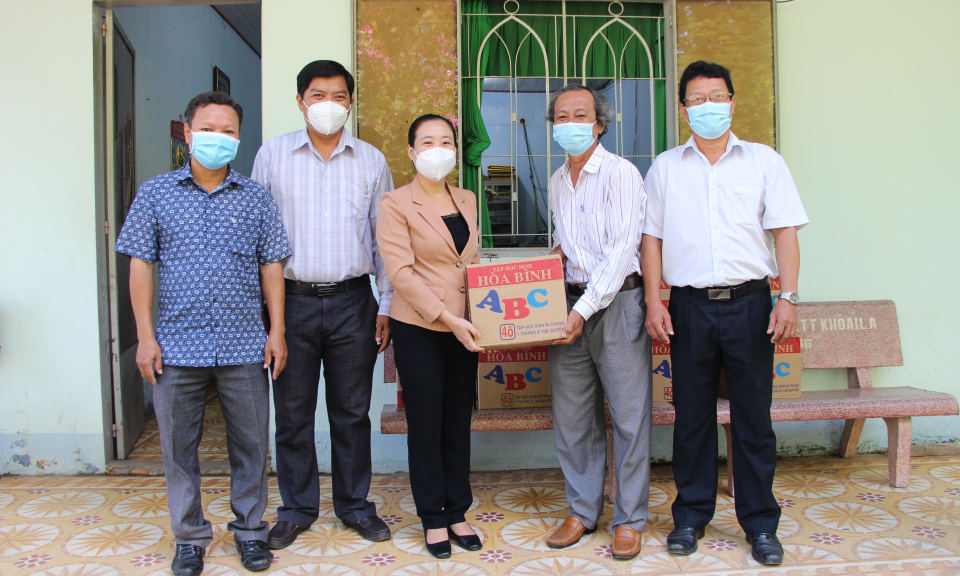 Thủ Thừa: Trao tặng 4 ngàn quyển tập cho học sinh nhân dịp năm học mới