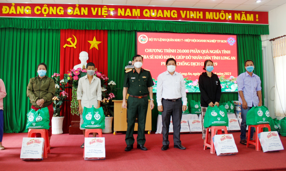 Bộ Tư lệnh Quân khu 7 trao tặng 500 phần quà tại huyện Cần Đước