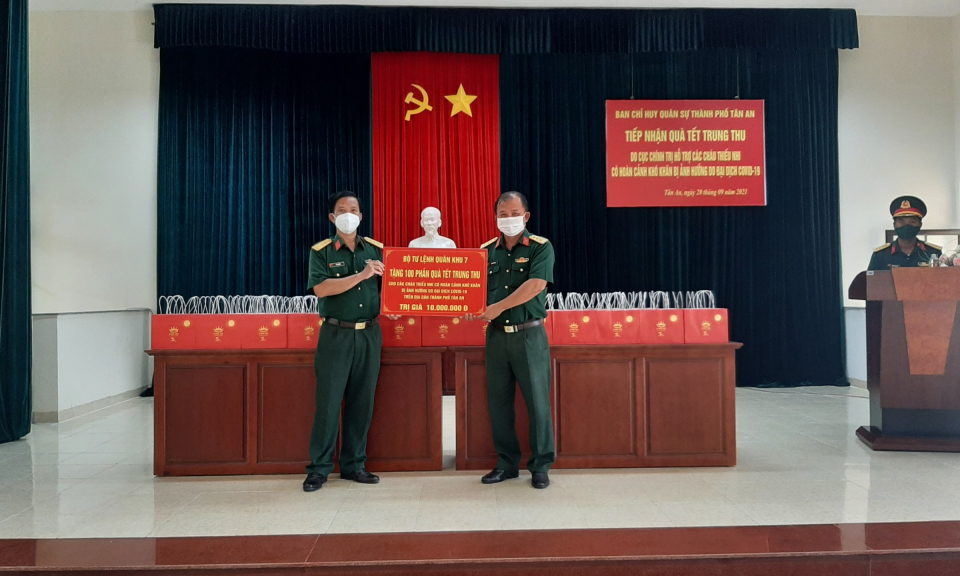 Bộ Chỉ huy Quân sự Long An trao tặng 100 phần quà Trung thu cho trẻ em TP Tân An
