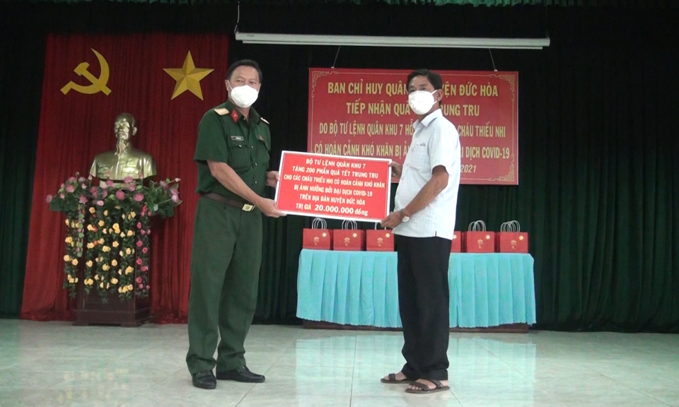 Đức Hòa: Tiếp nhận và trao tặng 200 phần quà Trung thu cho trẻ em bị ảnh hưởng bởi dịch COVID-19