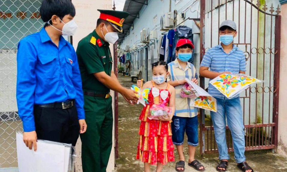 Mang Trung thu đến với trẻ em nhà trọ Bến Lức