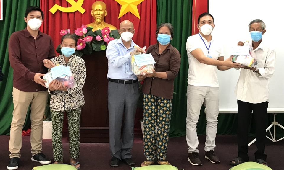 Trao tặng 500 phần quà cho người dân gặp khó khăn do dịch COVID-19 tại Cần Giuộc