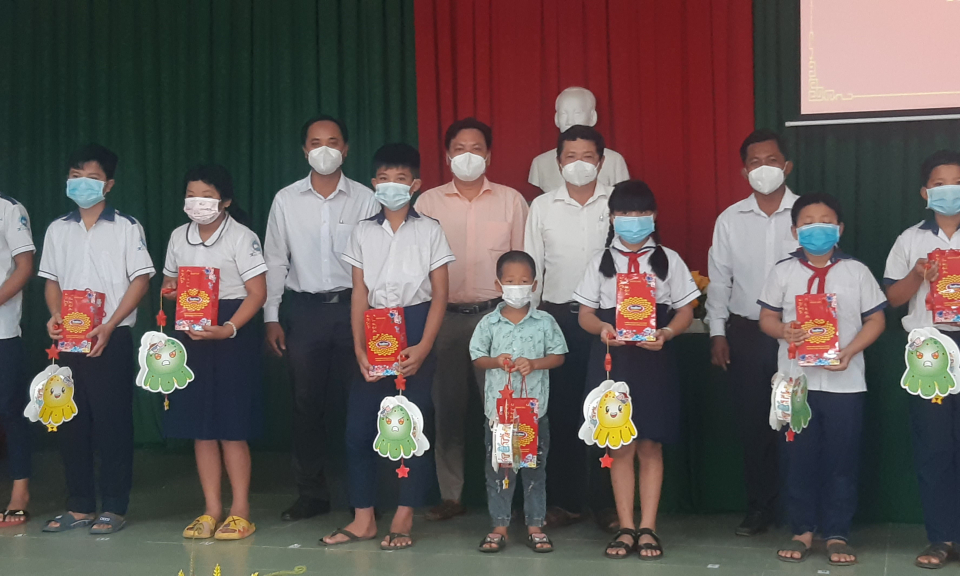 Châu Thành: Trao quà tết trung thu cho trẻ em đặc biệt khó khăn xã An Lục Long