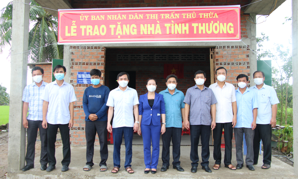 Thủ Thừa: Bí thư thành ủy Tân An Lê Công Đỉnh trao tặng nhà tình thương