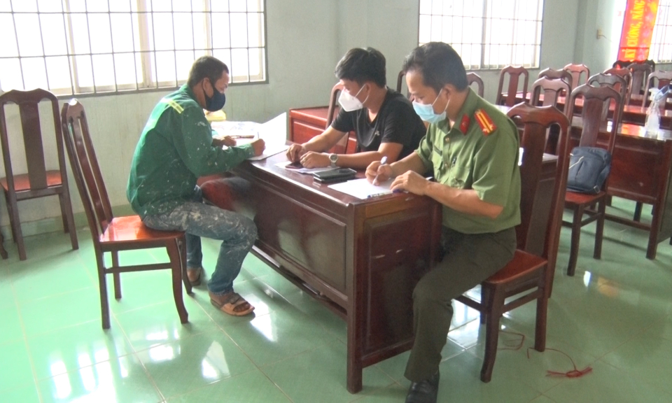 Công an Đức Hòa cho đối tượng viết thông tin sai sự thật ký cam kết