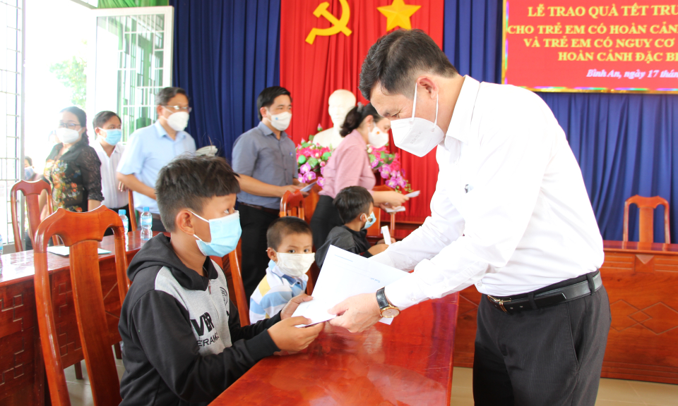 Trao quà trung thu cho trẻ em Thủ Thừa có hoàn cảnh đặc biệt khó khăn
