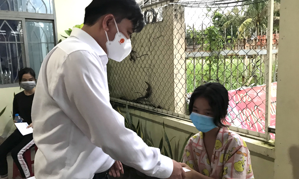 Phó Bí thư Thường trực Tỉnh ủy tặng quà trung thu cho thiếu nhi Cần Giuộc