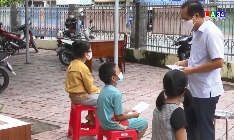 Long An: Lãnh đạo tỉnh tặng quà Trung thu cho trẻ em tại các địa phương