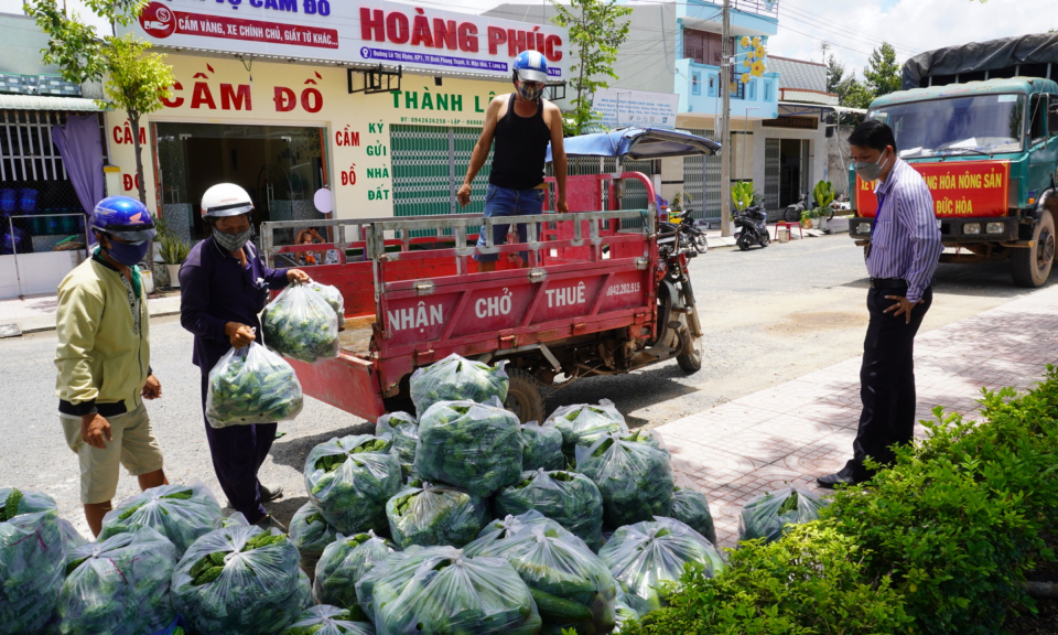 Mộc Hóa: Tặng 10 tấn nông sản đến người dân nghèo thành phố Tân An và huyện Đức Hòa