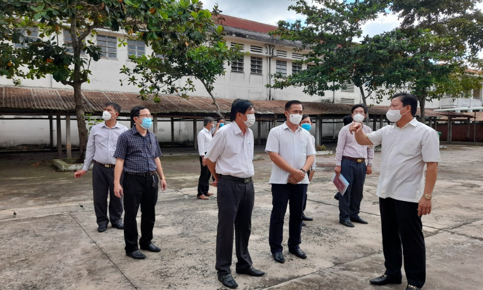 Phó Chủ tịch UBND tỉnh Phạm Tấn Hòa kiểm tra công tác chuẩn bị cho năm học mới tại huyện Tân Thạnh