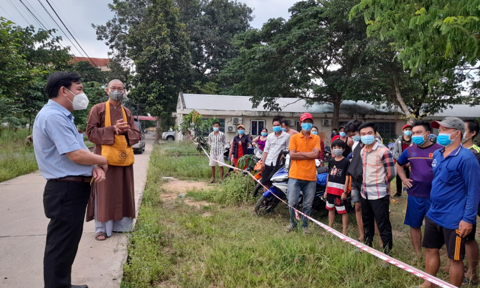 Tân Thạnh: Thăm và quà cho người dân bị kẹt chưa về quê tại khu cách ly