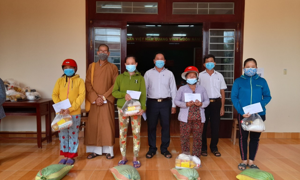 Tân Thạnh: Trao quà cho hộ nghèo bị ảnh hưởng đại dịch COVID-19