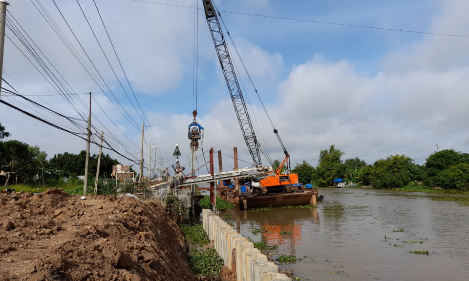 Tân Thạnh: Khởi công xây dựng công trình bờ kè Thị trấn Tân Thạnh