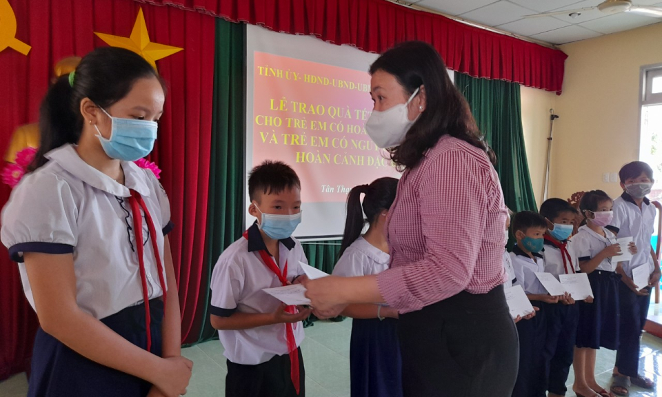 Trao quà Tết Trung thu cho trẻ em có hoàn cảnh đặc biệt khó khăn tại huyện Tân Thạnh