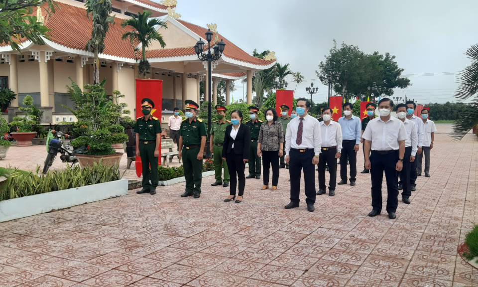 Viếng nghĩa trang liệt sĩ nhân kỷ niệm 76 năm Quốc khánh 2/9/1945 – 2/9/2021