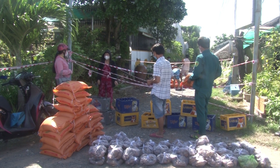 Trao quà hỗ trợ cho người dân khu phong tỏa Phường 3, TX Kiến Tường