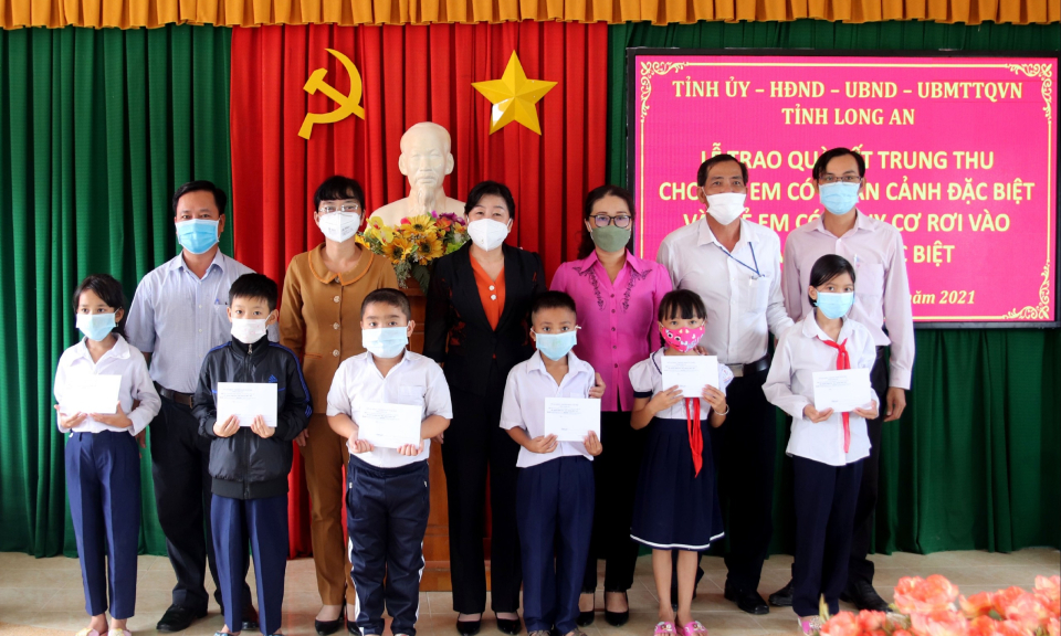 Trao tặng quà trung thu cho trẻ em Cần Giuộc