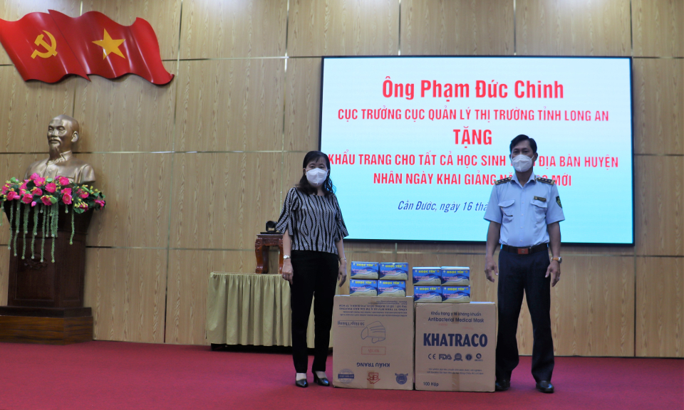 Cục Trưởng Cục quản lý thị trường tỉnh Long An tặng 30.000 khẩu trang cho học sinh Cần Đước