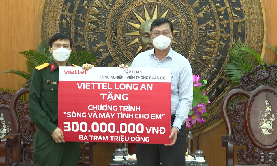Viettel Long An hỗ trợ 300 triệu đồng cho chương trình “Sóng và máy tính cho em” tỉnh Long An