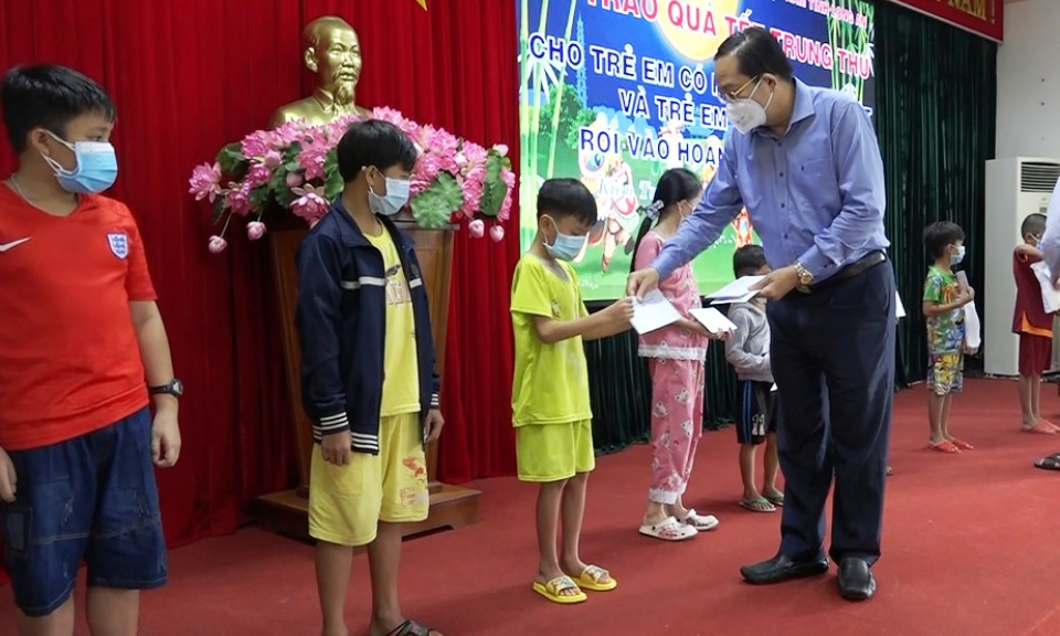 Phó Chủ tịch UBND tỉnh Nguyễn Minh Lâm trao quà trung thu cho trẻ em Thị xã Kiến Tường