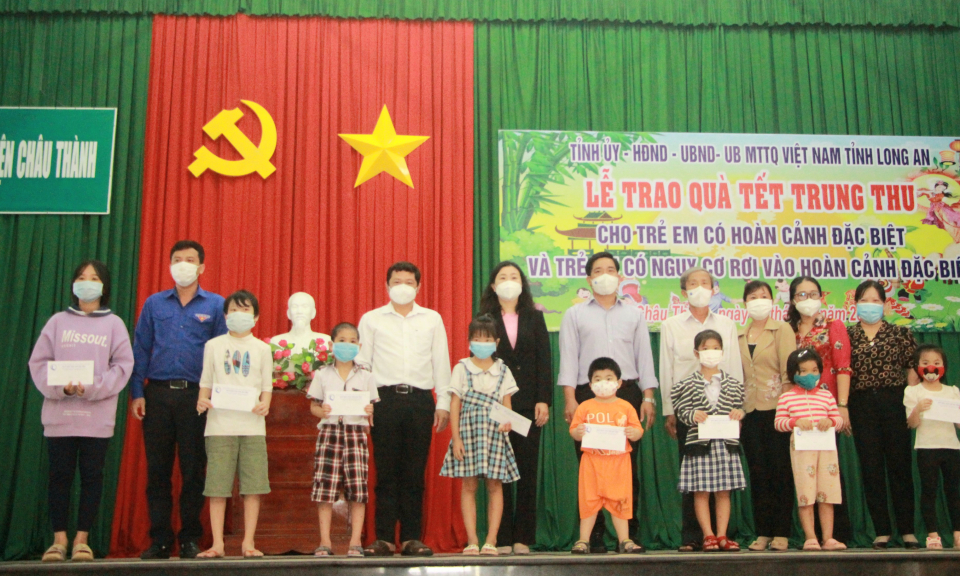 Đại biểu Quốc hội tỉnh Long An trao quà tết trung thu cho trẻ em Châu Thành