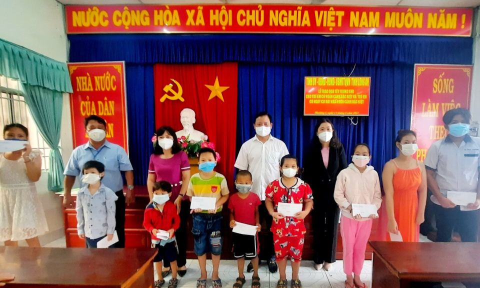 Phó Chủ tịch UBND tỉnh tặng quà trung thu cho trẻ em thành phố TP Tân An