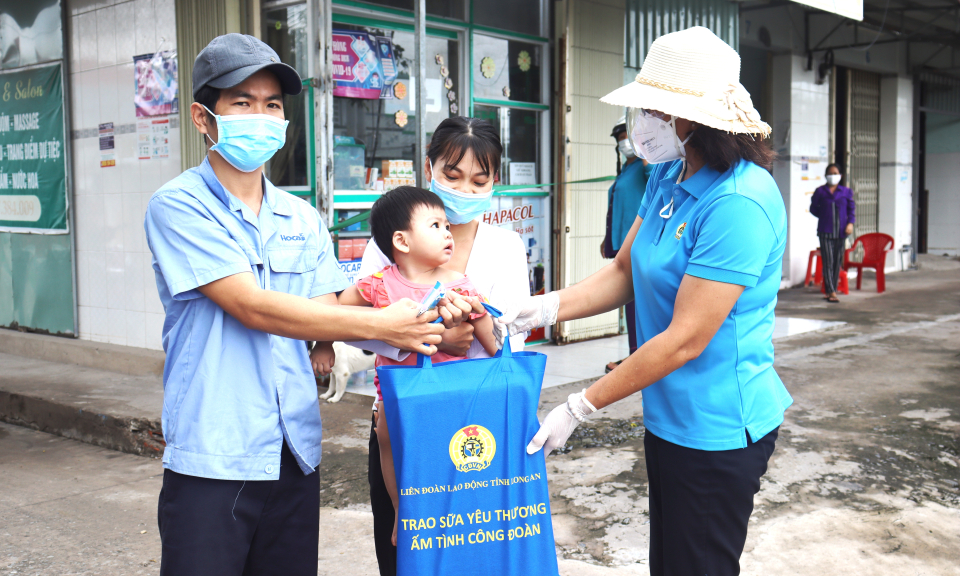 Liên đoàn lao động tỉnh “Trao sữa yêu thương, ấm tình công đoàn” tại Cần Đước