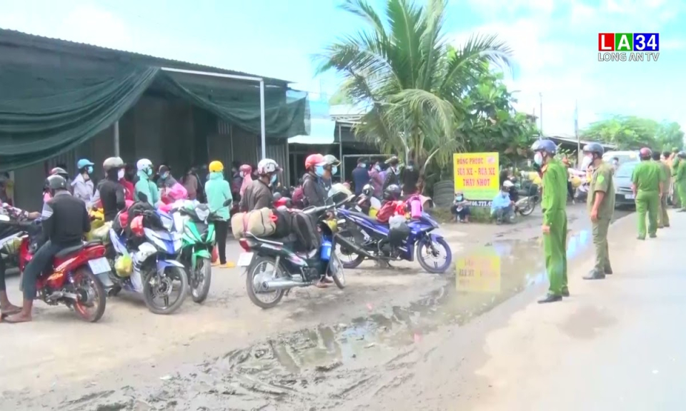 Đức Hoà kiên quyết không để người dân tự ý trở về quê bằng xe cá nhân