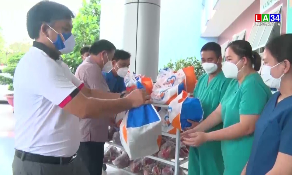 Chủ tịch UBND tỉnh thăm và trao quà cho lực lượng tuyến đầu phòng chống dịch