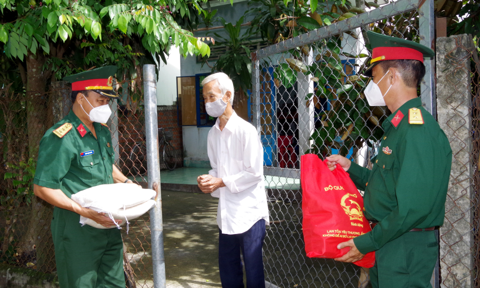 Cán bộ, chiến sĩ Ban CHQS huyện Thủ Thừa nối tiếp hành trình ngàn gói dân sinh