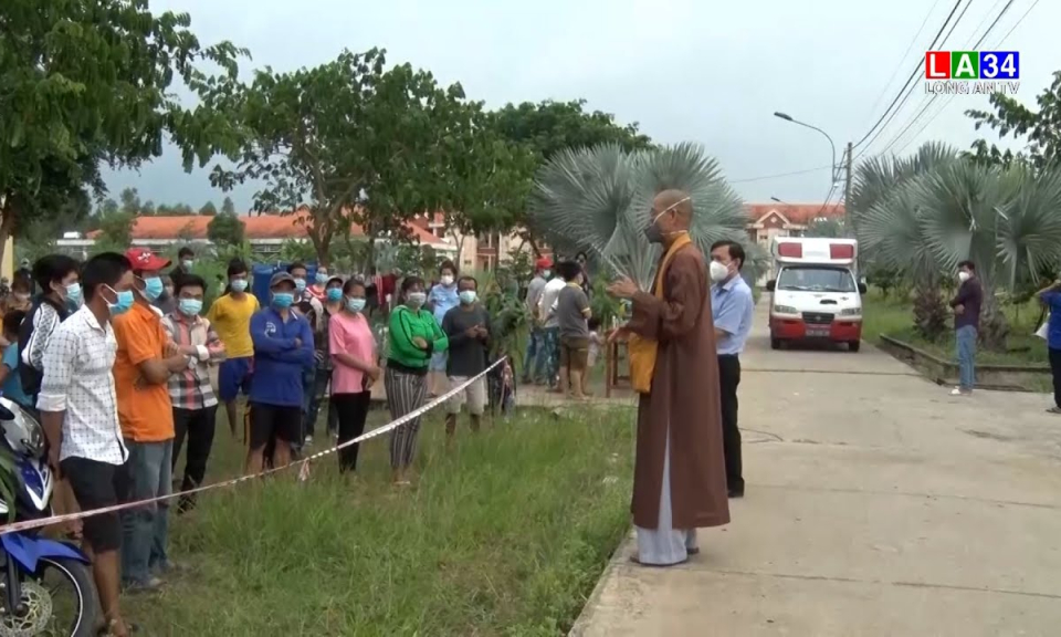Tân Thạnh: Thăm và tặng quà cho người dân bị kẹt chưa về quê được ở khu cách ly